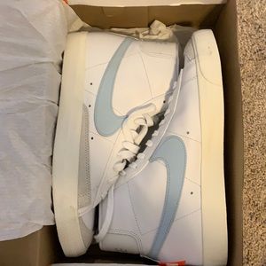 Nike Blazer Mid ‘77 Vintage 
Men’s size 9